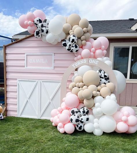 POPPING DESIGNS on Instagram: "C A M I L A turns O N E🐮 ••••••••••••••••••••••••••••••••••••••••••••• This cute little barn has gone from red to pink so many times were thinking of adding a second to our inventory😆 ••••••••••••••••••••••••••••••••••••••••••••• For bookings and Inquiries visit the link or our bio! #farmbirthdayparty #farmbirthday #cowtheme #barnparty #westernbirthday #westernparty #cowprint #firstbirthday #firstbirthdayparty #firstbirthdayideas #firstbirthdaydecor #firstbirt Cow Print Birthday, Cow Birthday Parties, Rodeo Birthday Parties, Cowgirl Baby Showers, 1st Rodeo, Farm Theme Birthday, Farm Animals Birthday Party, Farm Themed Birthday Party, Fest Temaer