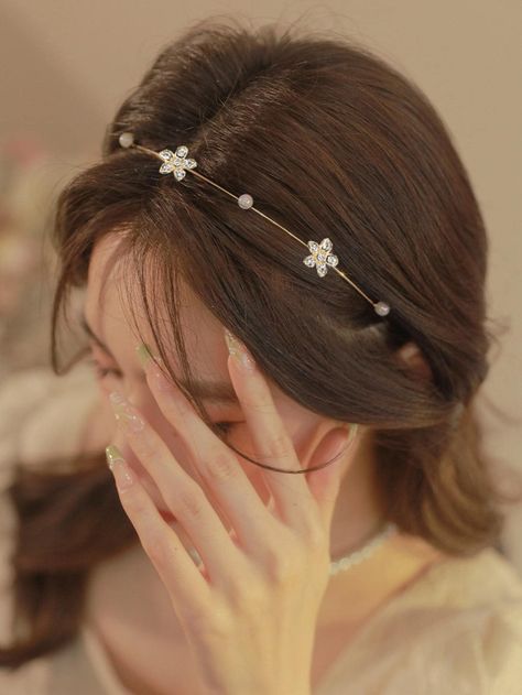 Faux Pearl & Flower Decor Headband | SHEIN USA Butterfly Headpiece, Korean Hair Accessories, Simple Prom Hair, Pearl Headpiece, Gold Headpiece, Comfortable Headbands, Tiara Hairstyles, Manicure Nails, Metal Headbands