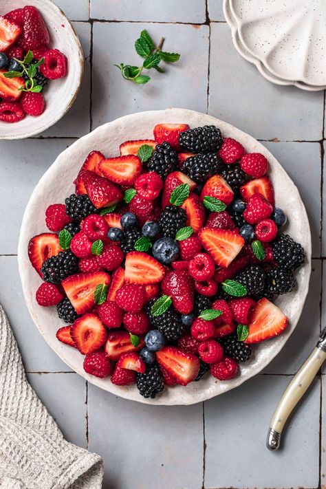 Strawberry Blueberry Salad, Brunch Fruit Salad, Blueberry Salad Recipes, Meals For Friends, Breakfast Fruit Salad, Summer Fruit Salad, Berry Fruit Salad, Easy Fruit Salad, Easy Fruit Salad Recipes