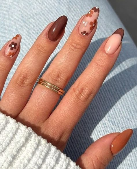 Coffee Colour Nails, Coffee Inspired Nails, Brown Floral Nails, Fall Vacation Nails, Kutek Disney, Brown Nails Design, Simple Fall Nails, September Nails, Fall Manicure