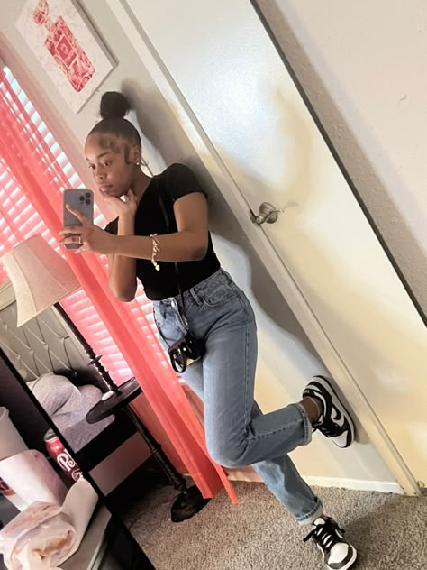 Mom Jeans And Dunks Outfit, Black And Grey Jeans Outfit, Chill Outfit For School, Bummy School Outfits, Outfits For Back To School High School, Adidas Pants Outfit Black Women, Jeans And Crocs Outfit, Football Game Outfit Highschool Black, Ptso Ideas Outfits School