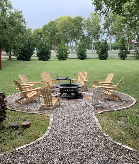 DIY firepit for outdoor chilaxation Fire Pit Layout, Diy Small Garden Ideas, Diy Small Garden, Easy Garden Ideas, Welcome To The Lake, Outdoor Fire Pit Area, Relaxing Backyard, Diy Backyard Patio, Fire Pit Landscaping