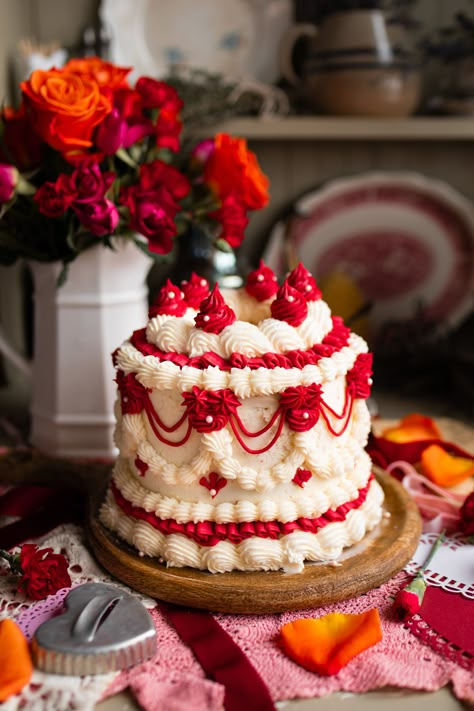 Red Velvet Valentine Vintage Cake: Piped Buttercream Cake Decorating Cute Red Velvet Cake, Christmas Cake Red Velvet, Red Velvet Christmas Cake, Vintage Christmas Cake, Red Velvet Cake Decoration, Red Velvet Birthday Cake, Red Velvet Cake Recipe, Buttercream Cake Decorating, Red Cake