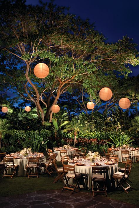 Garden Wedding...mainly in love with the lanterns. I'm loving the idea of an outdoor evening wedding. Christmas Tree Inspiration Red And Gold, Outdoor Night Wedding, Outdoor Evening Wedding, Evening Garden, Outdoor Evening, Garden Wedding Reception, Garden Wedding Decorations, Outdoor Dinner, Christmas Tree Inspiration