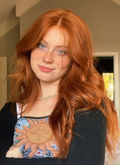 Redhead Wearing Green, Pretty People Ginger, Red Hair Inspiration Natural, Red Head With Blue Eyes, Auburn Hair With Blue Eyes, Ginger Hair With Green Eyes, Red Head Hairstyle, Red Hair Green Eyes Aesthetic, Red Heads With Blue Eyes