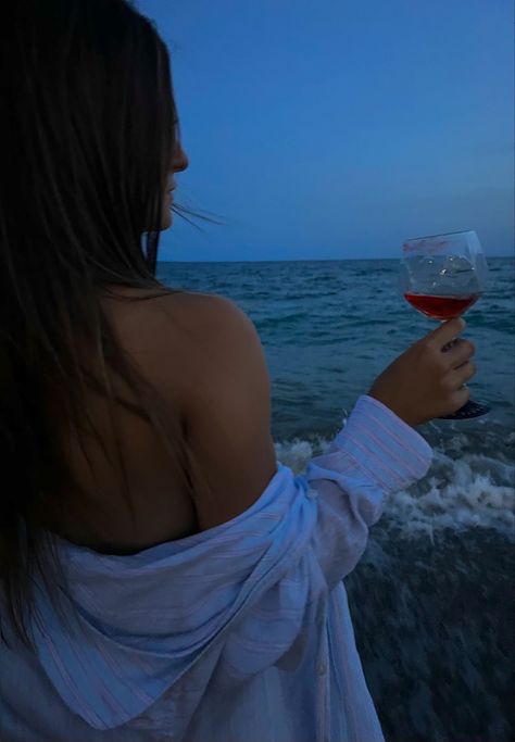 #mare#calicedivino#costume#fotoalmare#tramonto#fotoartischiche#capellisciolti#camicia Red Wine, Alcoholic Drinks