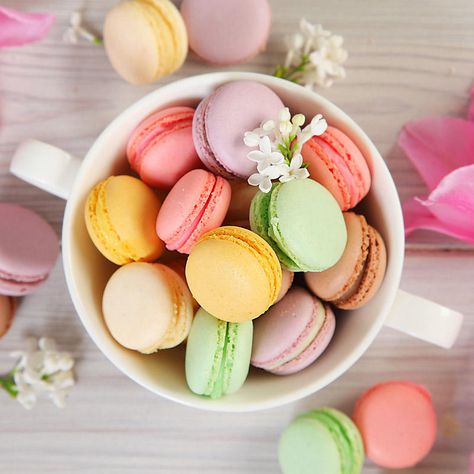 French Macaron Recipe that makes crispy cookies with chewy centers. Step by step instructions on how to make the perfect french macaron Macaron Aesthetic, Macarons Aesthetic, Best Macaron Recipe, Cake Decorating Basics, White Velvet Cakes, Sugar Geek, Kue Macaroon, French Macarons Recipe, Macaron Recipes