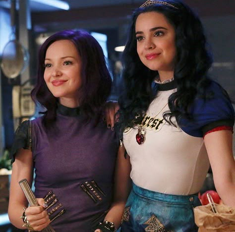 Mal X Evie, Mal And Evie Descendants, Dove Cameron And Sofia Carson, Evie And Mal, Best Friends Movie, Movie Duos, Descendants 2015, Dove And Sofia, Disney Duos