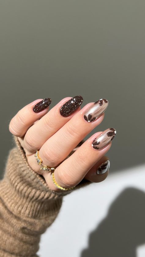 Brown Holiday Nails, Brown Nail Ideas, Neutral Nail Art Designs, Neutral Nail Art, Brown Nail Art, Feet Nail Design, Nail Paints, Kutek Disney, Neutral Nail