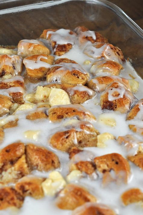 If you are looking for a delicious treat for breakfast, I highly recommend this Cream Cheese Cinnamon Roll Casserole oven recipe. Yum! Breakfast Crescent Roll Recipes, Crescent Roll Desserts, Roll Desserts, Crescent Roll Dessert, Crescent Breakfast, Crescent Roll Breakfast Recipes, Cinnamon Roll Recipes, Cinnamon Roll Casserole, Breakfast Crescent Rolls