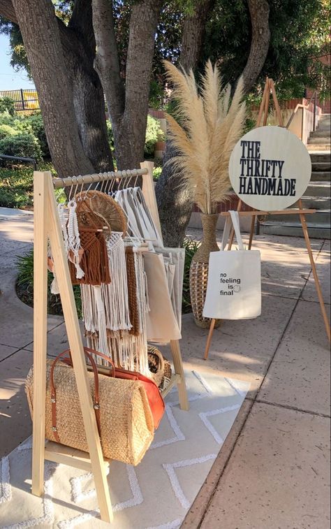 Pop Up Vendor Table Ideas, Pop Up Market Themes, Purse Display Pop Up, Modern Pop Up Shop, Pop Up Sales Ideas, Portable Vendor Booth, Thrift Store Pop Up Shop, Photography Pop Up Shop, Pop Up Display Stand