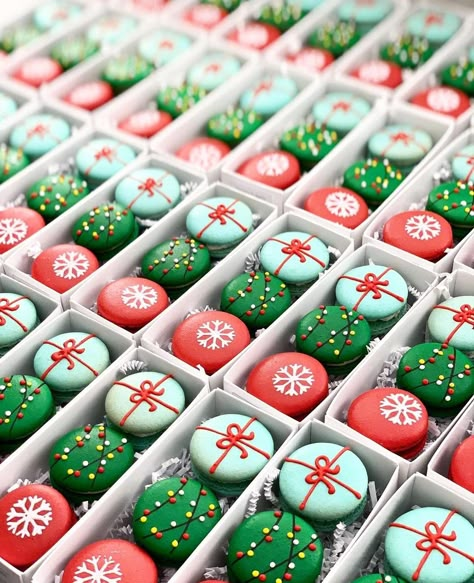 Macaroons Christmas, Christmas Macaron, Macaron Ideas, Christmas Macarons, Christmas Pastries, Christmas Donuts, Macaron Flavors, Macaron Cookies, Macaroon Recipes