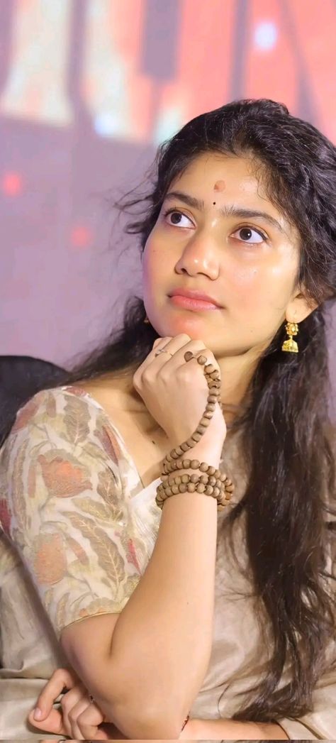 Sai Pallavi Photos, Iron Man Photos, Sai Pallavi Hd Images, Bollywood Makeup, Beauty Place, Drawing Portraits, Sai Pallavi, Ganesh Photo, Beauty Places