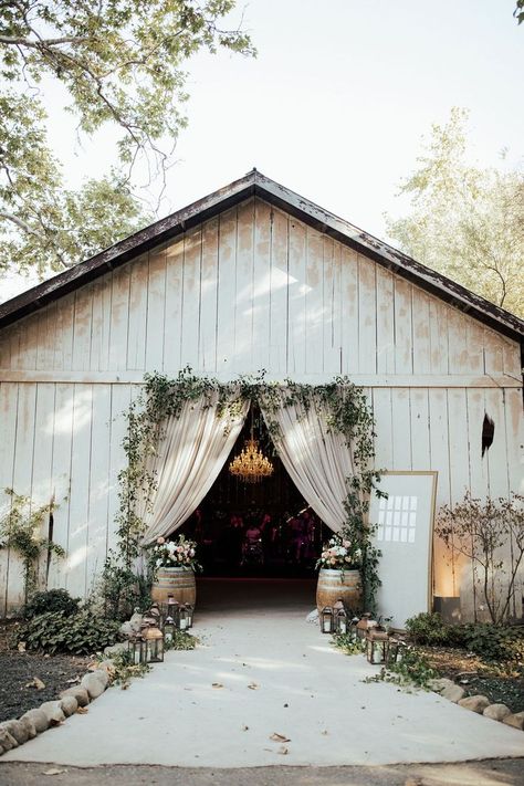 Rustic Chic Wedding Reception, Farmhouse Modern Wedding, Wedding Venue Planner, Romantic Farmhouse Wedding, Southern Chic Wedding Ideas, Wedding In A Shop, Farmhouse Wedding Venue Ideas, Classy Farmhouse Wedding, Fairytale Farm Wedding