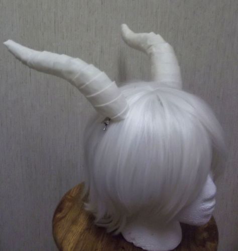 White Demon Horns 9" long. $10.00, via Etsy. White Horns Demon, White Horns Aesthetic, Horn Headdress, Dragon Outfit, White Horns, White Demon, Larp Ideas, Mid Evil, Demon Horns