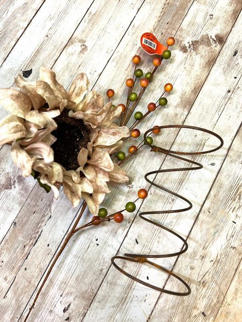 Fall Sunflower Bed Spring - Creating Through Chaos Fall Bed Spring Crafts, Sunflower Decorating Ideas, Diy Sunflower Decor, Decorating With Sunflowers, Bedspring Crafts, Sunflower Bed, Diy Santa Ornaments, Old Bed Springs, Bed Spring Crafts