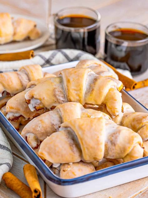 These Cinnamon Crescent Rolls are a super easy breakfast or dessert recipe you don't want to pass up. With easy and flavorful ingredients, they will have you coming back for more! Crescent Roll Recipes Dessert, Super Easy Breakfast, Cinnamon Crescent Rolls, Crescent Recipes, Breakfast Rolls, Cheap Meal Ideas, Dessert Simple, Simple Family Meals, Breakfast Sweets