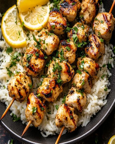 Greek Weeknight Dinner, Greek Chicken Skewers Oven, Sides For Greek Chicken, Quick Mediterranean Meals, Greek Kabobs, Low Carb Greek Chicken, Mediterranean Chicken Kabobs, Mediterranean Chicken Skewers, Mediterranean Meal Prep