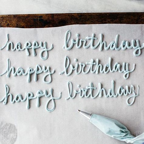 10 Pro Cake Decorating Tips from Food & Wine Writing On Cakes, Cake Lettering, Frosting Techniques, Cake Piping, Cake Writing, Icing Techniques, How To Make Frosting, Piping Techniques, Cake Tips