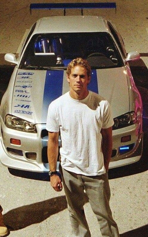 Paul Walker Fast And Furious Car, Fast Of Furious, Fast And Furious Pictures, Wallpaper Movies Film, Aesthetic Pictures For Men, Brian O'conner Skyline, Paul Walker Wallpaper Aesthetic, Fast And Furious Cars Drawing, Brian O'conner Wallpaper