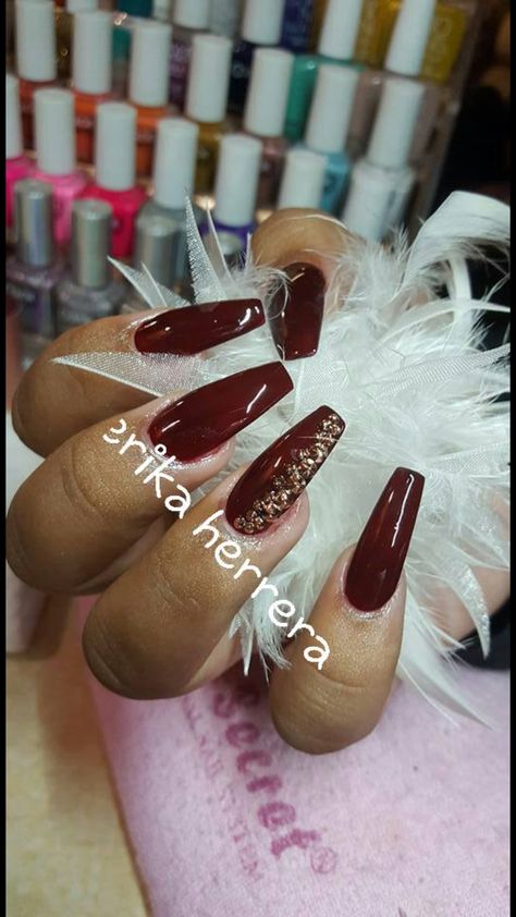 Burgundy and gold Wedding Nails Burgundy And Gold, Burgundy Black And Gold Nails, Burgundy And Tan Nails, Maroon And Rose Gold Nails, Gold And Maroon Nails, Maroon Nail Ideas Burgundy, Burgundy And Gold Nails Acrylic, Burgundy Nails With Gold Glitter, Burgundy And Gold Nail Designs