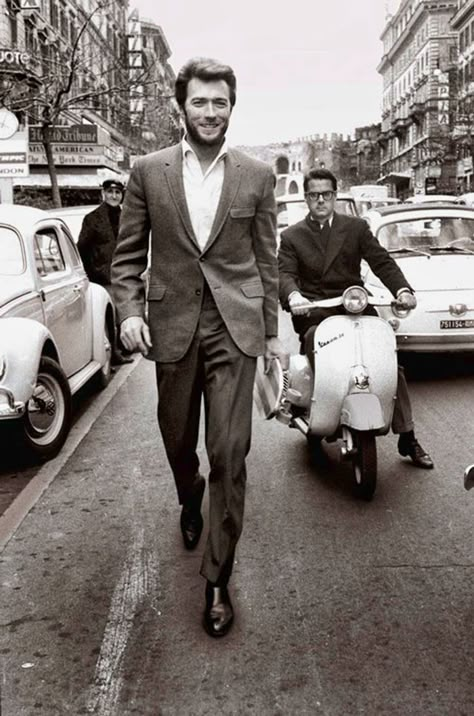 Clint Eastwood walking in Rome (1960s) Francesca Eastwood, Klasik Hollywood, Septième Art, I Love Cinema, Louis Armstrong, Paul Newman, Cary Grant, Actrices Hollywood, James Brown