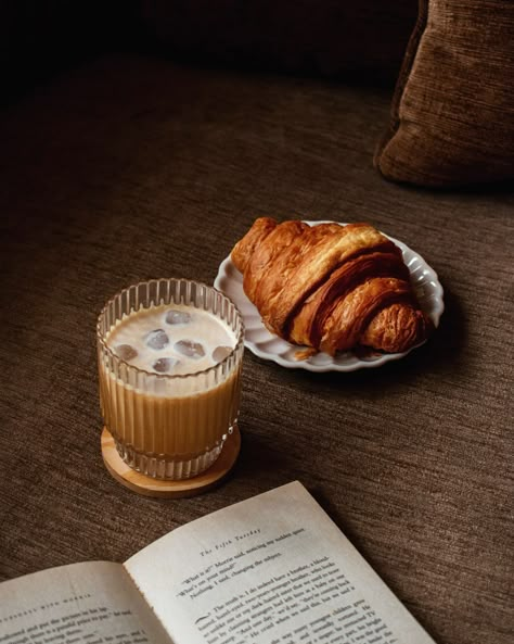 Croissant Coffee Aesthetic, Coffee With Croissant, Nice Photos For Profile, Coffee And Croissants Aesthetic, Coffee Aesthetic Cozy, Aesthetic Food Pictures, Croissant Aesthetic, Croissant And Coffee, Coffee Shoot