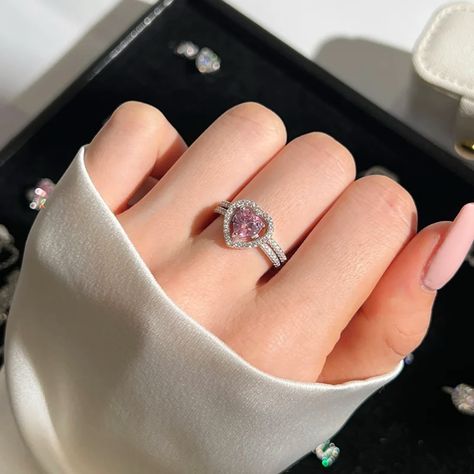 💍🎀 Shop our “Matching Hearts” ring at www.EcstasyJewellery.com Presenting our beautiful pink silver 𝐌𝐚𝐭𝐜𝐡𝐢𝐧𝐠 𝐇𝐞𝐚𝐫𝐭𝐬 detachable rings set, a perfect blend of luxury and affordability. Each ring features a stunning pink heart gemstone encased in premium silver, exuding elegance and sophistication. This set is ideal as a promise ring or even best-friends matching rings. ♡ Size: Different sizes available ♡ Material: Authentic S925 Sterling Silver ♡ All of our jewelry are waterproof, tarnish-f... Pink Diamond Wedding Rings, Wedding Rings Women, A Promise Ring, Dream Wedding Ring, Heart Promise Rings, Rings Luxury, Rings Women, Luxury Diamonds, Matching Jewelry