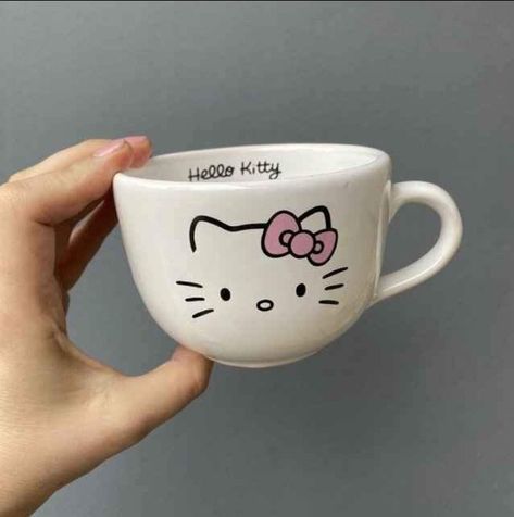 Hello Kitty Clay Mug, Hello Kitty Ceramic Ideas, Hello Kitty Pottery Painting, Ceramic Cup Painting Ideas, Hello Kitty Pottery, Pottery Painting Ideas Mugs, Pottery Painting Ideas Easy, Moomin Mugs, Mug Design Ideas