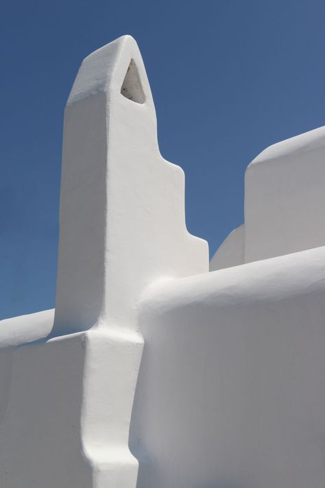 Greece White Houses, Mykonos Architecture, Cycladic Architecture, Greece Architecture, Greek Villa, Moroccan Houses, Mykonos Villas, Santorini House, Greek Decor