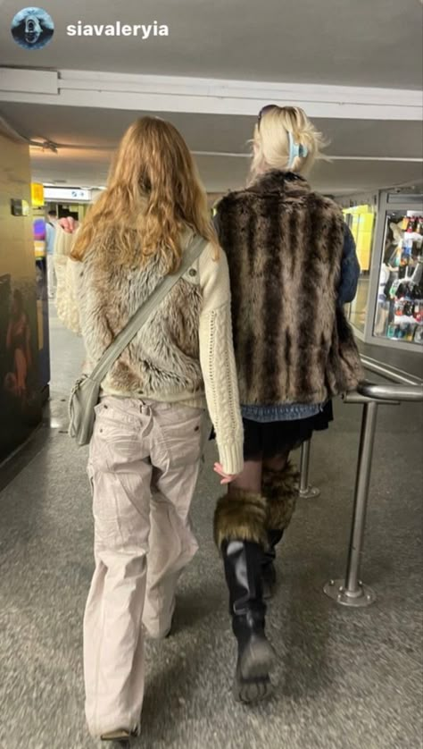 Suede Gilet Outfit, Style Fur Vest, Fluffy Gilet Outfit, Fur Gilet Outfit Y2k, Mammoth Outfits Winter, Fur Gillet Outfits, Fluffy Vest Outfit, Faux Fur Gilet Outfit, Fur Vest Outfit Winter