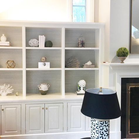 Stephanie Kraus Designs on Instagram: “Sunday shelfie with a touch of leopard ❤️. #stephaniekrausdesigns #interiordesign #mainlineinteriordesign #neutrals #leopard @danagibson” Wallpaper Bookshelf, Built In Ideas, Wave Wallpaper, Built In Shelves Living Room, Living Room Built Ins, Shelves Living Room, Bookshelves In Living Room, Fireplace Built Ins, Bookcase Decor