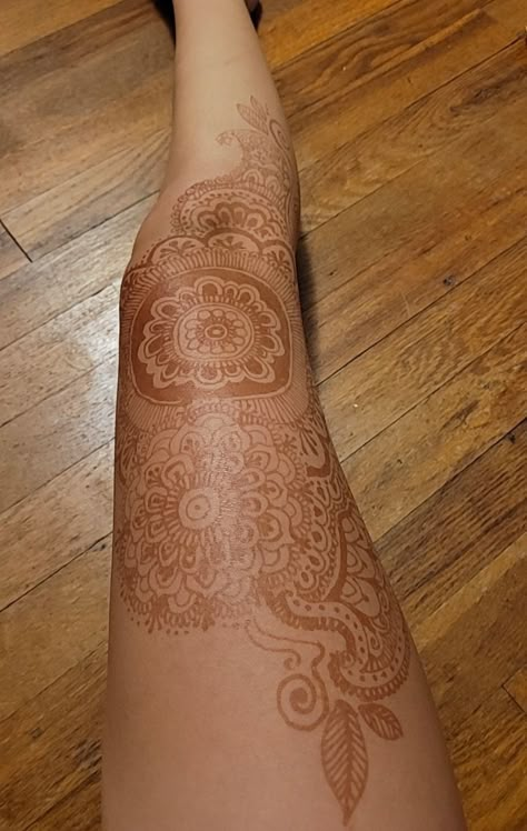 Henna Knee Tattoo, Beautiful Henna, Sharpie Leg Art, Henna Shoulder Designs, Modern Henna Designs Leg, Easy Leg Henna Designs, Simple Henna Leg Designs, Henna Knee, Henna Tattoo Leg