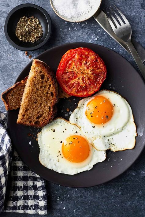 Learn how to make a perfect fried egg! This foolproof recipe is easy to make on the stove, and it can be adapted to make sunny side up, over easy, over medium, or over hard fried eggs. Fried Egg Photography, Fried Egg Breakfast, Fry An Egg, Fried Egg Recipes, Perfect Fried Egg, Fried Egg Sandwich, Eggs For Breakfast, Fried Breakfast, Homemade Foods