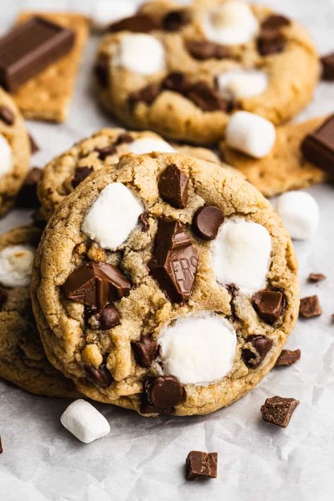 Our delicious S'mores Cookies start with a thick and chewy graham cracker cookie base, loaded with chocolate and marshmallows. Oreo Smores Cookies, Smores Chocolate Chip Cookie Bars, S'more Cookies Recipe, S’mores Chocolate Chip Cookie, Crumbl Cookie Copycat Smores, Smore Cookies Easy, Peanut Butter Smores Cookies, S’more Chocolate Chip Cookies, S’more Cookie Recipe