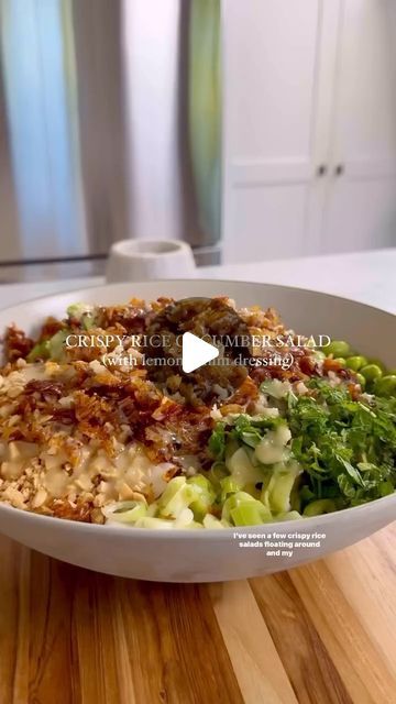 Crispy Rice Cucumber Salad, Crunchy Rice Salad, Vegan Cucumber Salad, Crispy Rice Salad, Crispy Rice Recipe, Tuna Rice Salad, Tahini Dressing Recipe, Rice Salad Recipes, Rice Crisps