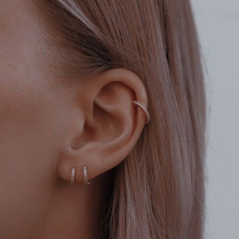 Hoop In Cartilage Ear Piercing, Persings Ear Simple, Ear Piercings For Folded Ears, Second Piercing Studs, Helix And Lobe Piercing Simple, Triples And Helix Ear Piercing, Cute Cartlidge Piercing Ideas, Upper Lobe And Helix Piercing, Ear Piercing 3 Holes