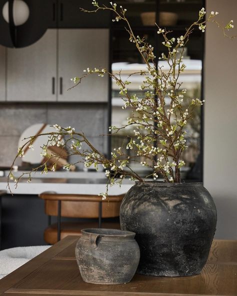 Faux-ever Fresh 🌿 Shop our no-maintenance floral stems and trees that will stay faux-ever fresh. Available at #StyleMeGHD.com ⠀⠀⠀⠀⠀⠀⠀⠀⠀ Modern Table Centerpiece Ideas, Dining Table Vase Decor, Dark Brown Dining Table Decor, Dining Table Top Decor, Dining Room Table Styling, Autumn Dining Table, Center Piece For Dining Table, Modern Table Centerpieces, Fall Dining Table