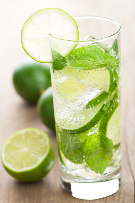 Soju Cocktail Recipes, Soju Cocktail, Cuban Mojito, Rum Drinks Recipes, Mojito Ingredients, Classic Mojito, Mojito Recept, Icee Recipe, Mojito Mocktail