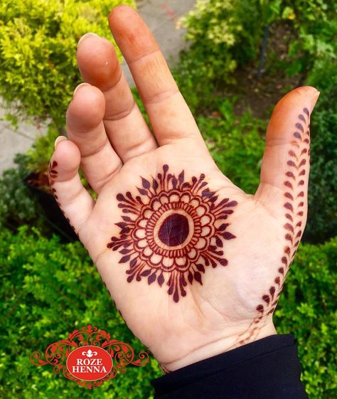 Round Mehndi Design, Palm Mehndi Design, Beginner Henna, Tato Henna, Simple Henna Tattoo, Mehndi Design Pictures, Beginner Henna Designs, Henna Art Designs, Circle Mehndi