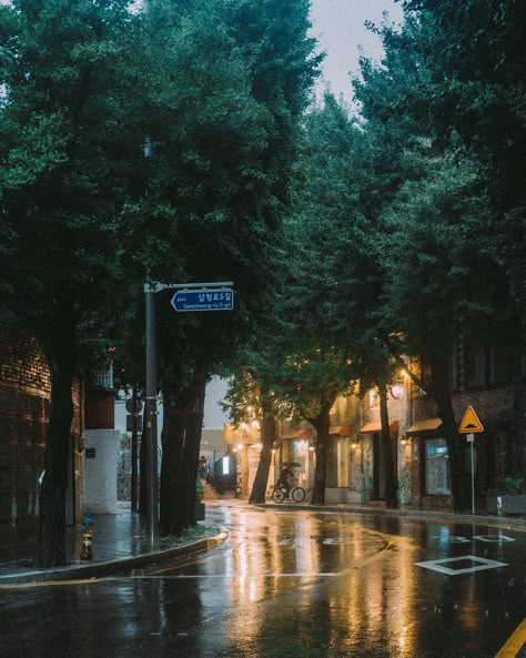 Rainy Day In Seoul, Seoul Photography, Seoul Night, South Korea Photography, Rainy Street, Korea Aesthetic, Korea Wallpaper, Rainy Day Aesthetic, Korea Trip