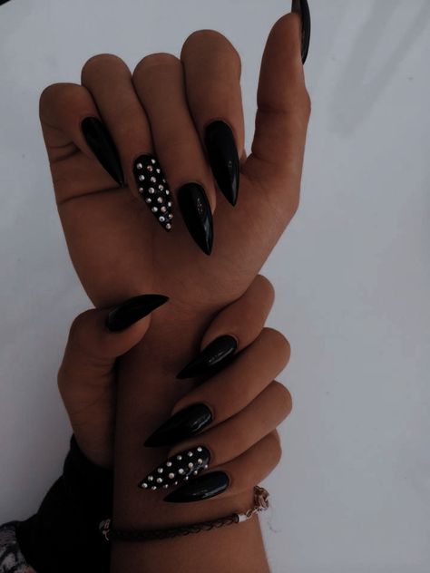 Heavy Metal Nail Design, Black Lightening Bolt Nails, Black Sharp Almond Nails, Las Vegas Nails Designs, New Years Eve Nails 2025, Black Studded Nails, Nails Inspiration Goth, Black And Pink Matte Nails, Split Nail Designs