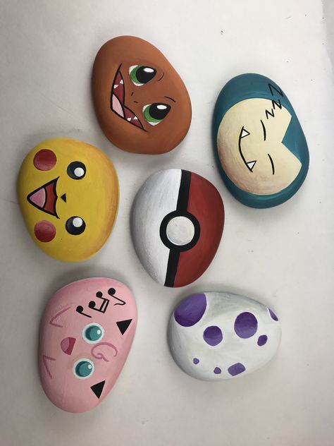 Pokémon rocks Pokemon Ideas Diy, Easy Stone Painting Ideas Cute, Rock Painting Pokemon, Rock Painting Ideas Pokemon, Painting Pebbles Ideas, Kid Rock Painting Ideas, Pokemon Rocks Painting, Easy Pokemon Crafts, Anime Rock Painting Ideas