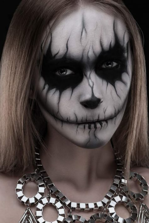 Grim Reaper Makeup, Skeleton Makeup Ideas, Halloween Skeleton Makeup, Halloween Makeup Tutorial Easy, Halloweenský Makeup, Holloween Makeup, Creepy Makeup, Creepy Halloween Makeup, Cute Halloween Makeup