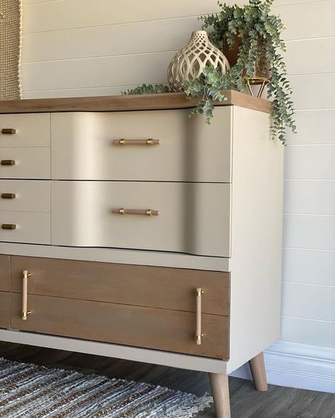 Blonde Mcm Furniture Makeover, Furniture Flipping Ideas Inspiration, Mcm Dresser Makeover, Retro Furniture Makeover, Furniture Renovation Ideas, Workout Storage, Storage Attic, Mcm Dresser, Diy Furniture Flip