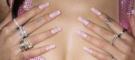 Dua Lipa Hand Tattoo, Dua Lipa Nails Style, Dua Lipa Rings, Dua Lipa Nails, Nails Xoxo, Hand Tats, 2023 Nails, Celebrity Nails, Nails Aesthetic