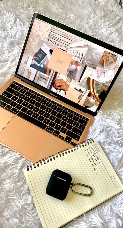 beige gold aesthetic Macbook Gold Aesthetic, Gold Macbook Air Aesthetic, Macbook Air Aesthetic, Gold Laptop, Macbook Air M1 Gold, Macbook Gold, Mac Book Rose Gold, Imac Laptop, Iphone Minimal