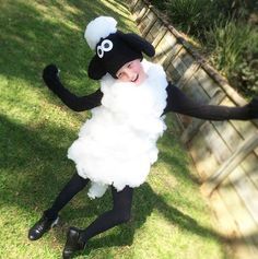 Shaun the sheep // k Shaun The Sheep Costume, Diy Sheep Costume Kids, Sheep Costume Kids, Sheep Costume Diy, Sheep Halloween Costume, Baby Sheep Costume, Diy Sheep Costume, Book Week Costume Ideas, Diy Christmas Costumes