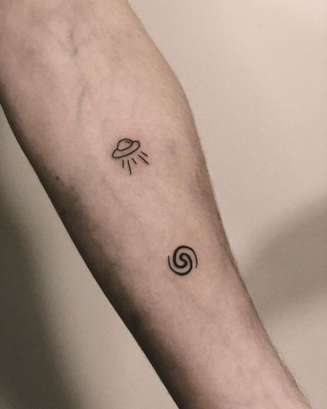 Tiny Alien Tattoo, Alien Ufo Tattoo, Spaceship Tattoo, Pixel Tattoo, Tattoo Space, Spiral Tattoos, Ufo Tattoo, Alien Tattoo, Cat Tattoo Designs