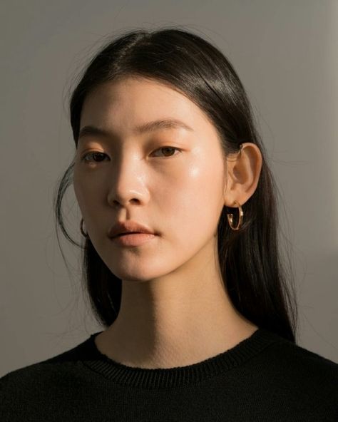 Here’s What Honey Skin Actually Looks Like (and How to Get It) #honeyskin #glasskin #skincare #beauty #kbeauty Honey Skin, 얼굴 드로잉, Makeup Tip, 얼굴 그리기, 100 Heads, Face Drawing Reference, Portrait Reference, Portrait References, Face References